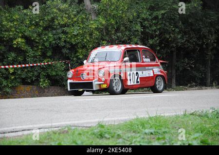 PESARO - ITALIEN - OTT 09 - 2022 : Rallye der Oldtimer fiat 600 ABARTH IM RENNEN pesaro CUP Stockfoto