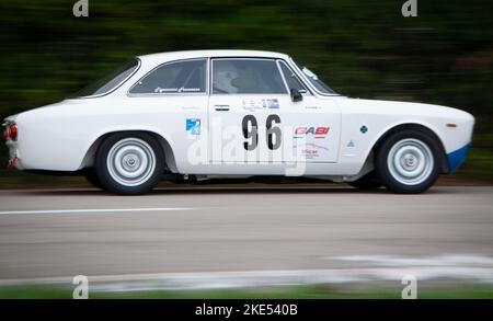 PESARO - ITALIEN - OTT 09 - 2022 : Rallye der Oldtimer ALFA ROMEO GT JUNIOR IM RENNEN pesaro CUP Stockfoto