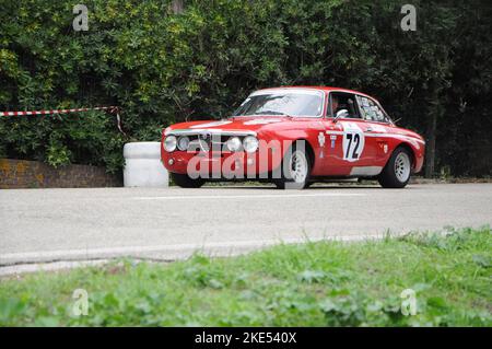 PESARO - ITALIEN - OTT 09 - 2022 : Rallye der Oldtimer ALFA ROMEO GT JUNIOR IM RENNEN pesaro CUP Stockfoto