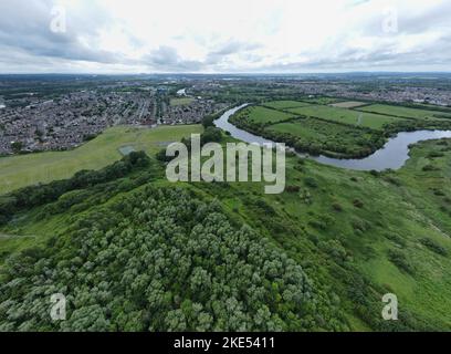 Eine Luftaufnahme eines Mäanders des River Mersey in Warrington, Keshire mit Paddington Meadows dahinter, Großbritannien Stockfoto