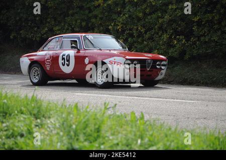 PESARO - ITALIEN - OTT 09 - 2022 : Rallye der Oldtimer ALFA ROMEO GT JUNIOR IM RENNEN pesaro CUP Stockfoto