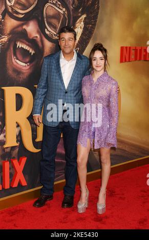 CENTURY CITY, CA - NOVEMBER 09: (L-R) Kyle Chandler und Marlow Barkley nehmen an der Los Angeles Premiere von Netflix's 'Slumberland' in AMC Century City Teil Stockfoto