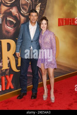 CENTURY CITY, CA - NOVEMBER 09: (L-R) Kyle Chandler und Marlow Barkley nehmen an der Los Angeles Premiere von Netflix's 'Slumberland' in AMC Century City Teil Stockfoto