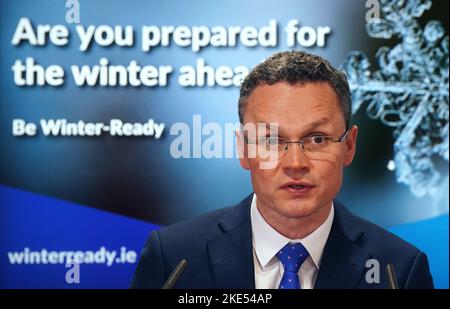 Der für das Büro für öffentliche Arbeiten verantwortliche Staatsminister Patrick O'Donovan sprach beim Start der Informationskampagne „Be Winter Ready“ 2022-2023 im Büro für Notfallplanung in Dublin. Bilddatum: Donnerstag, 10. November 2022. Stockfoto