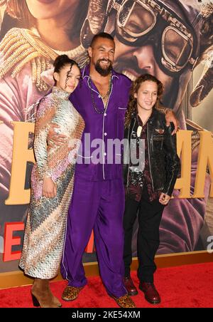 CENTURY CITY, CA - NOVEMBER 09: (L-R) Lola Iolani Momoa, Jason Momoa und Nakoa-Wolf Manakauapo Namakaeha Momoa besuchen die Los Angeles Premiere von Netf Stockfoto