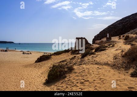 Playa Mujeres Strand mit Atlantik und umgebender Trockenlandschaft an der Papagayo Küste von Playa Blanca, Lanzarote, Kanarische Inseln, Spanien. Stockfoto