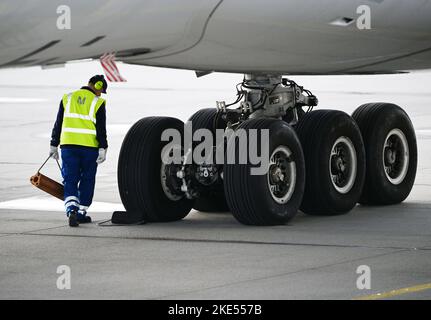 München, Deutschland. 10.. November 2022. Bodenpersonal auf dem Asphalt am Flughafen München. Quelle: Angelika Warmuth/dpa/Alamy Live News Stockfoto