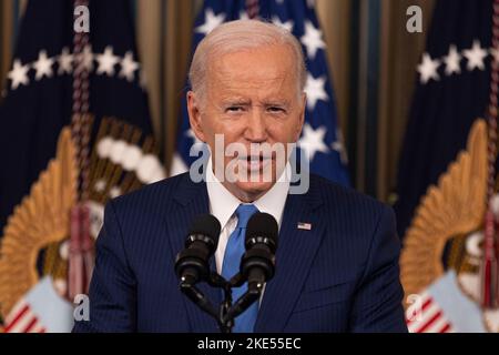 Washington, USA. 10.. November 2022. US-Präsident Joe Biden gibt nach den Zwischenwahlen 2022 im Weißen Haus, in Washington, DC, USA, am 9. November, 2022. US-Präsident Joe Biden sagte am Mittwoch, dass 2022 Halbzeitwähler 'frustriert' sind, da die Kontrolle über den nächsten Kongress noch immer in der Luft liegt. UM ES MIT „World Insights: Biden sagt, dass die Halbzeitwähler „frustriert“ sind, da die Kontrolle über den Kongress noch unklar ist“ zu SAGEN. Quelle: Aaron Schwartz/Xinhua/Alamy Live News Stockfoto