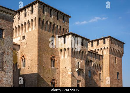 Castello di San Giorgio (Burg des Heiligen Georg) ist eine rechteckige Wasserburg in Mantua, die sich im Nordosten der Stadt befindet. Stockfoto