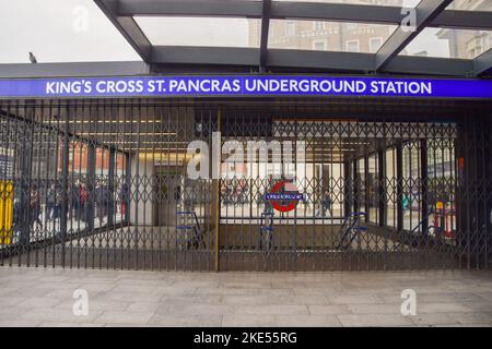 London, Großbritannien. 10.. November 2022. Der geschlossene Eingang befindet sich an der U-Bahnstation King's Cross St Pancras, da ein weiterer U-Bahnstreik die Fahrt in der Hauptstadt stört. RMT und Unite-Gewerkschaften haben weitere Streikposten über Renten und Stellenabbau durchgeführt. Kredit: SOPA Images Limited/Alamy Live Nachrichten Stockfoto