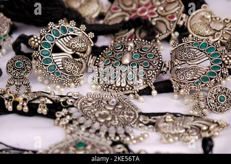 Indischer traditioneller Schmuck, der in einem Straßenladen zum Verkauf in Pune, Maharashtra, ausgestellt ist. Indische Kunst, traditioneller indischer Schmuck. Stockfoto