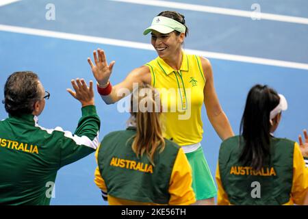 Der Australier Ajla Tomljanovic feiert mit seinen Teamkollegen nach dem Sieg, nachdem die belgische Elise Mertens am dritten Tag des Etappenschlages der Billie Jean King Cup Group zwischen Australien und Belgien in der Emirates Arena in Glasgow wegen Verletzung in den Ruhestand gegangen ist. Ausgabedatum: Donnerstag, 10. November 2022. Stockfoto