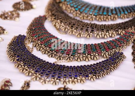 Indischer traditioneller Schmuck, der in einem Straßenladen zum Verkauf in Pune, Maharashtra, ausgestellt ist. Indische Kunst, traditioneller indischer Schmuck. Stockfoto