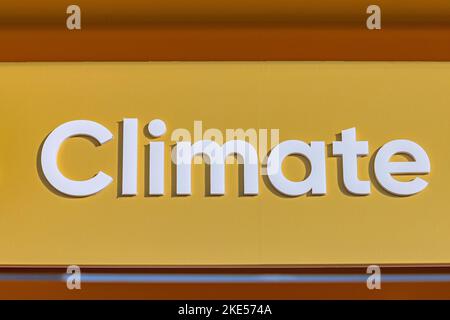 Schild Climate White 3D Buchstaben an der Gelben Wand Stockfoto