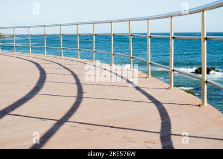 Blick auf den Strand von Rio Vermelho mit blauem Himmel und Wolken. Salvador, Bahia, Brasilien. Stockfoto