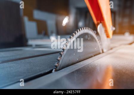 Tischsäge, die Holz schneidet, Kreissägeblatt für Holzarbeiten.Tischkreissägewerkzeuge Stockfoto