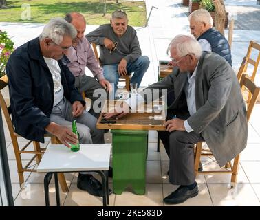 Eine Gruppe älterer Männer, die Backgammon-Brettspiele spielen, Pafos Stadtzentrum, Zypern. Stockfoto