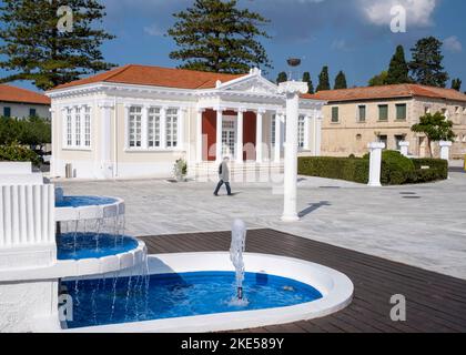 Wasserbrunnen vor der Stadtbibliothek von Pafos, Platz des 28.. Oktober, Pafos, Zypern Stockfoto