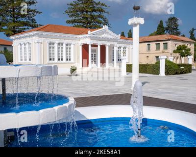 Wasserbrunnen vor der Stadtbibliothek von Pafos, Platz des 28.. Oktober, Pafos, Zypern Stockfoto