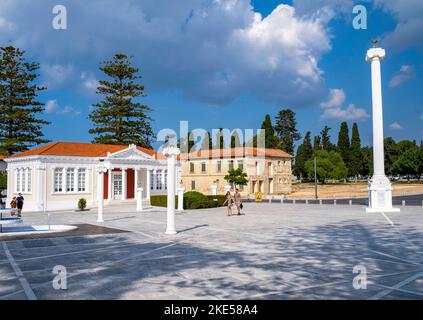 Die Säule des 28.. Oktober, und Pafos Stadtbibliothek, 28. Oktober Platz, Pafos, Zypern Stockfoto