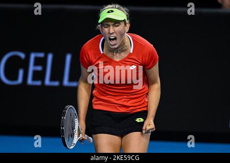 Glasgow, Schottland,10. November 2022. Die Belgierin Elise Mertens reagiert während eines Tennisspiels gegen die Australierin Tomljanovic, dem zweiten Spiel des Gleichstands zwischen Belgien und Australien, in der Gruppenphase des Billie Jean King Cup Finals Tennis in Glasgow, Schottland am Donnerstag, dem 10. November 2022. Der internationale Mannschaftswettbewerb der Frauen findet vom 8. Bis 13. November 2022 statt. BELGA FOTO LAURIE DIEFFEMBACQ Stockfoto