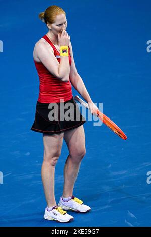 Glasgow, Schottland,10. November 2022. Die Belgierin Alison Van Uytvanck reagiert während eines Tennisspiels gegen die australischen Sanders, einem Match zwischen Belgien und Australien, in der Gruppenphase des Billie Jean King Cup Finals Tennis in Glasgow, Schottland, am Donnerstag, den 10. November 2022. Der internationale Mannschaftswettbewerb der Frauen findet vom 8. Bis 13. November 2022 statt. BELGA FOTO LAURIE DIEFFEMBACQ Stockfoto