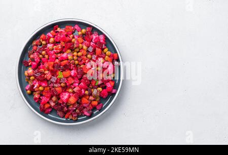 Traditioneller Salat - Venigret auf grauem Hintergrund. Gesunde Ernährung. Stockfoto