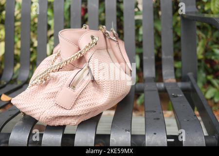 Frauen ließen ihre Handtasche am Strand Stockfoto