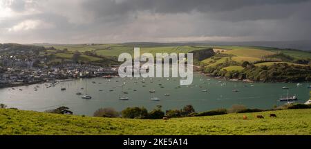 Blick über Salcombe von East Portlemouth mit drohend stürmischem Himmel Stockfoto