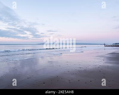 Morgengrauen am Strand mit Blick auf Old Harry Rocks und Purbeck Coast, Bournemouth, Dorset, England Stockfoto