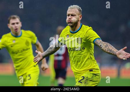 Mailand, Italien. 09.. November 2022. Federico Dimarco vom FC Internazionale feiert im Giuseppe-Meazza-Stadion in Mailand ein Tor beim Fußballspiel der Serie A 2022/23 zwischen dem FC Internazionale und dem FC Bologna. Endergebnis: Inter 6 - 1 Bologna Credit: SOPA Images Limited/Alamy Live News Stockfoto