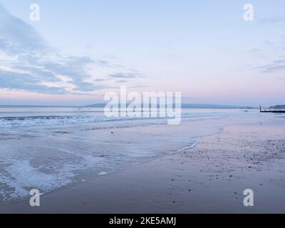 Morgengrauen am Strand, Bournemouth, Dorset, England Stockfoto