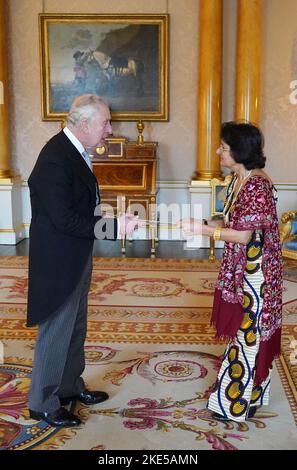 König Charles III (links) empfängt ihre Exzellenz Nimisha Madhvani (rechts), Hochkommissarin für die Republik Uganda, während einer Audienz im Buckingham Palace, London. Bilddatum: Donnerstag, 10. November 2022. Stockfoto