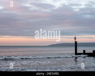 Morgengrauen am Strand mit Blick auf Old Harry Rocks und Purbeck Coast, Bournemouth, Dorset, England Stockfoto