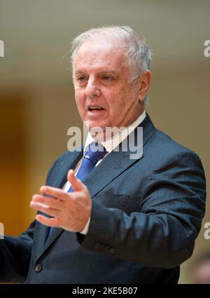 ARCHIVFOTO: Daniel BARENBOIM wird 80 am 15. November 2022 hielt der Preisträger Daniel BARENBOIM (argentinisch-israelischer Pianist und Dirigent) während seiner Rede auf dem Podium. Verleihung des Internationalen Willy-Brandt-Preises 1. im Willy-Brandt-Haus in Berlin am 25.. Oktober 2011. ? Stockfoto