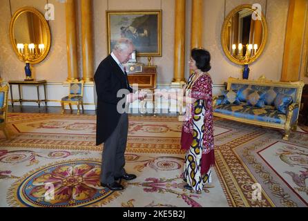 König Charles III (links) empfängt ihre Exzellenz Nimisha Madhvani (rechts), Hochkommissarin für die Republik Uganda, während einer Audienz im Buckingham Palace, London. Bilddatum: Donnerstag, 10. November 2022. Stockfoto