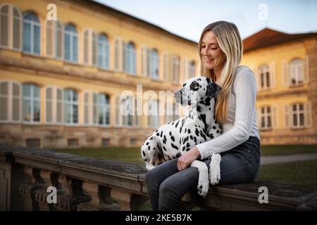 Frau und Dalmatiner Stockfoto