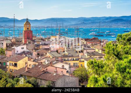 Panoramablick auf Saint Tropez in herbstlichen Farben vor dem Mittelmeer Stockfoto