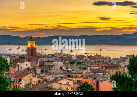 Landschaftlich schöner Blick auf Saint Tropez vor gelbem Sommeruntergang Stockfoto