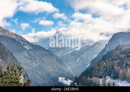 Panoramablick auf die italienischen Alpen im Winter bei dramatischem Morgenhimmel Stockfoto