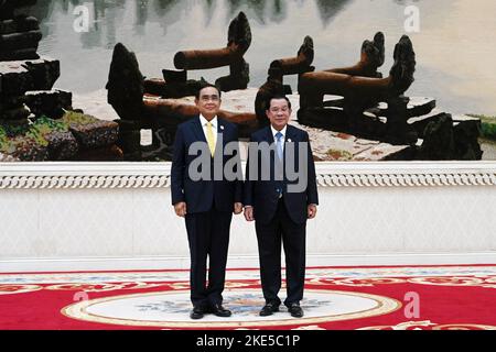 Phnom Penh, Kambodscha. 10.. November 2022. Der kambodschanische Premierminister Samdech Techo Hun Sen (R) trifft sich am Rande der ASEAN-Gipfeltreffen 40. und 41. in Phnom Penh, Kambodscha, am 10. November 2022 mit dem thailändischen Premierminister Prayut Chan-o-cha. Kredit: Ly Lay/Xinhua/Alamy Live Nachrichten Stockfoto