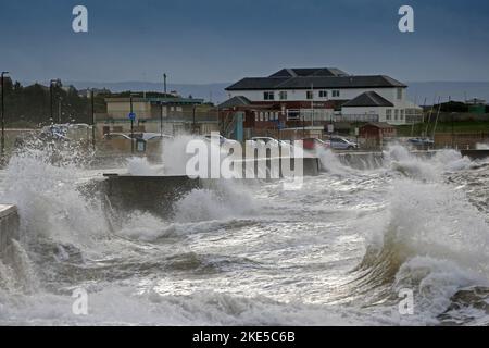 Prestwick, Großbritannien. 10.. November 2022. Starke Winde von bis zu 50 km/h schlugen die Westküste von Ayrshire in Prestwick am Firth of Clyde, verursachten hohe Wellen und überfluteten die Promenade. Kredit: Findlay/Alamy Live Nachrichten Stockfoto