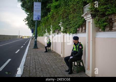 Phnom Penh, Kambodscha. 10.. November 2022. Polizeibeamte schließen die Straßen auf allen Zufahrtswegen zum Sokha Hotel dem Verkehr. Der Gipfel der ASEAN-Staaten findet vom 10. Bis 13. November statt. Der Verband südostasiatischer Staaten umfasst zehn Länder, die vor allem im wirtschaftlichen, sozialen und kulturellen Bereich zusammenarbeiten. Kambodscha hat in diesem Jahr die Präsidentschaft inne. Quelle: Chris Humphrey/dpa/Alamy Live News Stockfoto