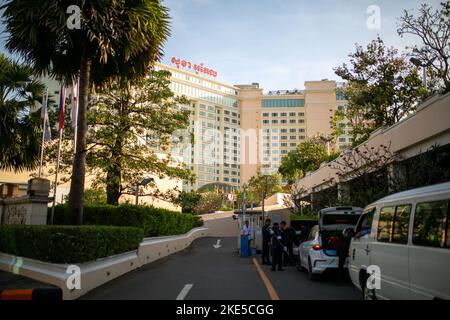 Phnom Penh, Kambodscha. 10.. November 2022. Das Sicherheitspersonal verwendet einen Metalldetektor, um Fahrzeuge zu überprüfen, die versuchen, das Sokha Hotel zu betreten. Der Gipfel der ASEAN-Staaten findet vom 10. Bis 13. November statt. Der Verband südostasiatischer Staaten umfasst zehn Länder, die vor allem im wirtschaftlichen, sozialen und kulturellen Bereich zusammenarbeiten. Kambodscha hat in diesem Jahr die Präsidentschaft inne. Quelle: Chris Humphrey/dpa/Alamy Live News Stockfoto