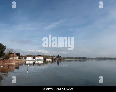 Der Pub und die Mühle spiegeln sich in Chichester Harbour, Langstone, Hampshire, England Stockfoto