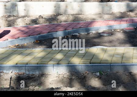 Farbige Pflasterplatten. Bau von Fußwegen aus Pflasterplatten. Stockfoto
