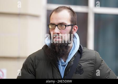 Abdullah Qureshi trifft am Amtsgericht von Stratford in Ost-London ein, wo er wegen eines Anteils rassisch oder religiös verschlimmerter Verletzungen oder schwerer Körperverletzung, vier Anklagepunkten rassisch oder religiös verschlimmerter allgemeiner Übergriffe und eines Anteils rassisch oder religiös verschlimmerter strafrechtlicher Schäden angeklagt wird, Nach einer Folge von Angriffen auf fünf jüdische Menschen in Stamford Hill am 18. August 2021. Bilddatum: Donnerstag, 10. November 2022. Stockfoto