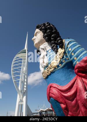 Galionsfigur von HMS Marlborough und Spinnaker Tower, Gunwharf Quays, Portsmouth, Hampshire, England, UK Stockfoto