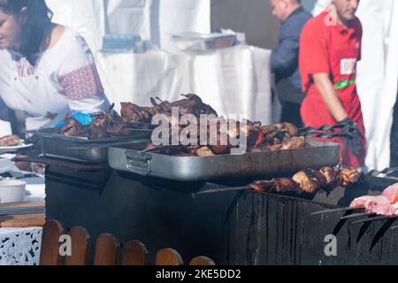 Gegrillte Schweinespieße und gebratene Wachtel auf Spieße. Spieße auf Spieße. Kochen Grill bei der Feier des City Day. Essen. Selektiver Fokus Stockfoto