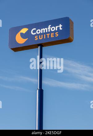 Comfort Inn and Suites Hotel Sign in Cullman Alabama America, großes Schild sichtbar vom Interstate Highway I65 Stockfoto